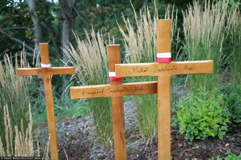 Drewniane krzyże zniszczone. Zarząd Zieleni odpowiada IPN