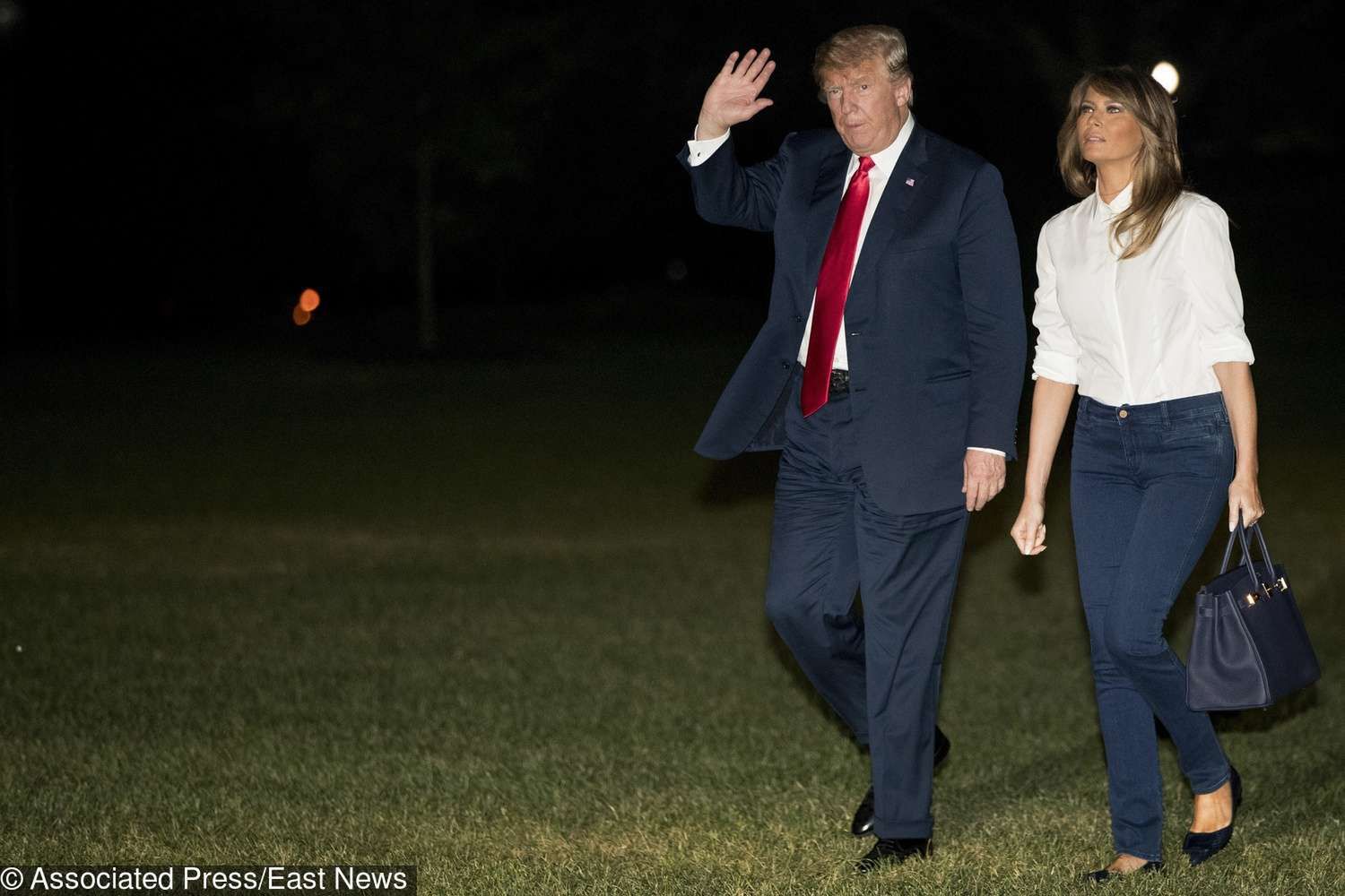 Melania Trump wróciła z Europy do USA. Miała na sobie obcisłe dżinsy i biały top