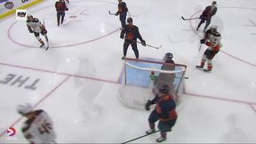 Jak on to zmieścił?! Szalony gol w NHL