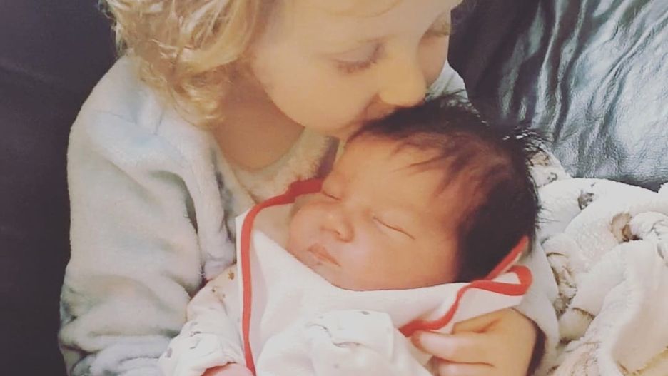 Noworodek z bujną czupryną. Emily McWhinney