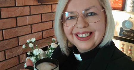 Jest księdzem w Polsce. Mówi, jak traktują ją w parafii