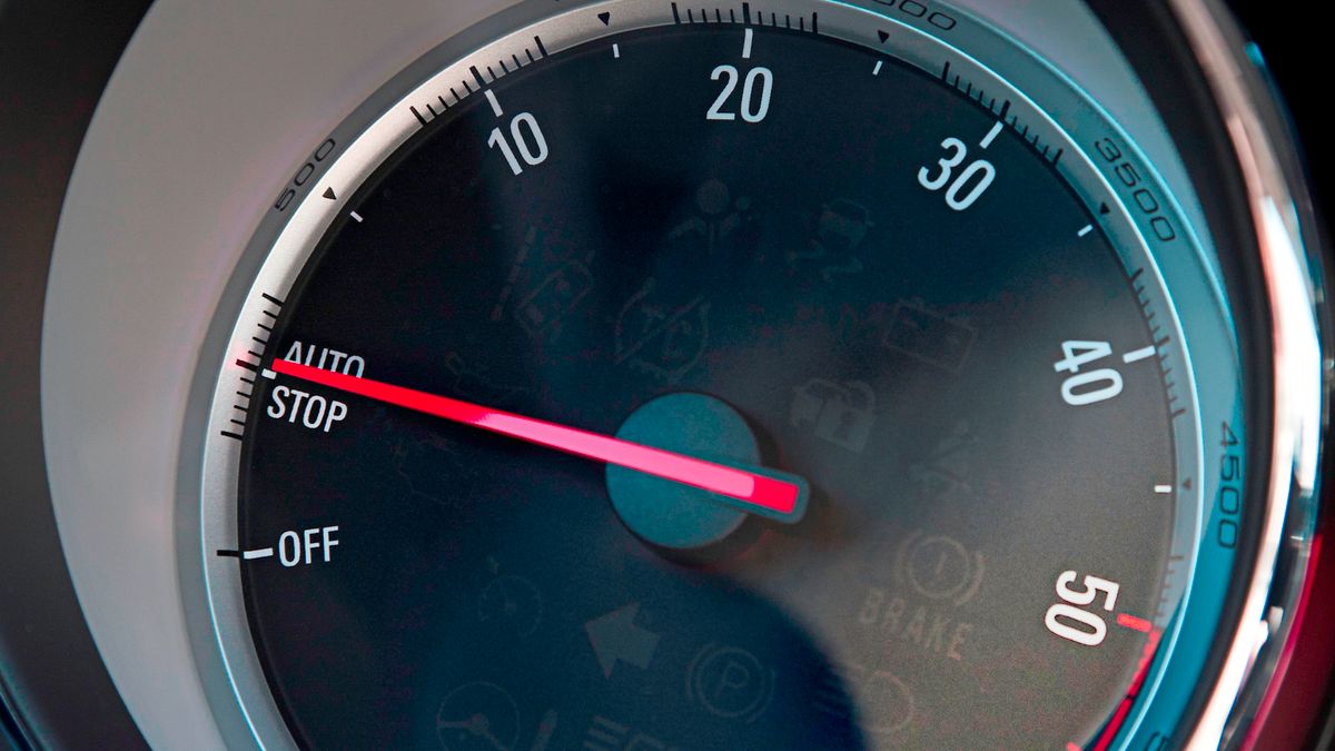 Kiedy silnik jest wyłączony, przestają pracować niektóre elementy osprzętu, takie jak pompa oleju. To może długofalowo powodować kłopoty.