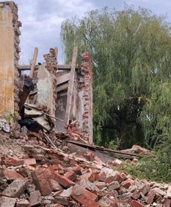 Ukradli cegły z dworku w Jarnołtowie. Złodzieje załatali nimi dziury w drodze