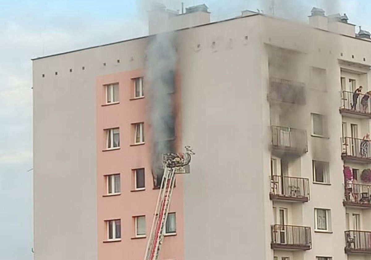 Tragiczny pożar w Mysłowicach. Płomienie buchały z okna w bloku 