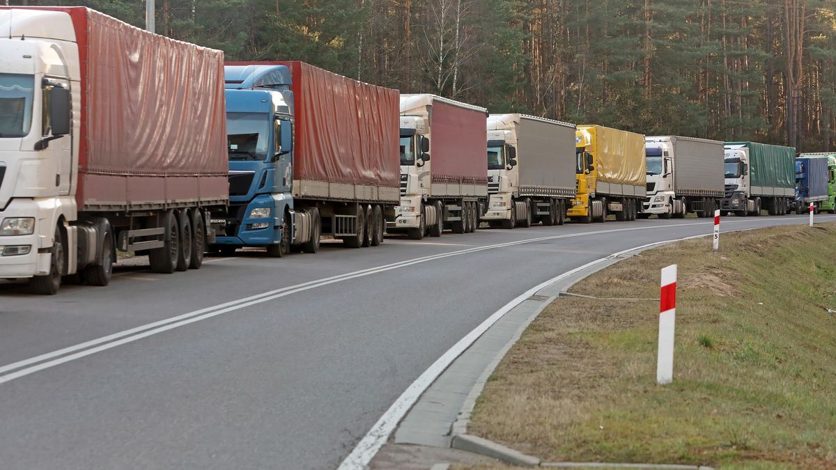 Prawie dwie doby muszą czekać kierowcy ciężarówek na wyjazd z Polski na Białoruś na przejściu w Bobrownikach 