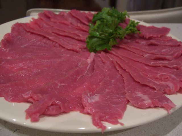 Surowa wołowina zrazowa dolna (mięso i tłuszcz, III klasa mięsa)
