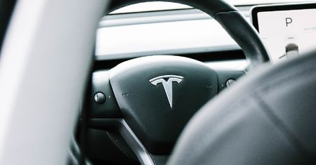 Tesla ukrywa skalę problemów technicznych. Ma tysiące przerażających zgłoszeń na koncie