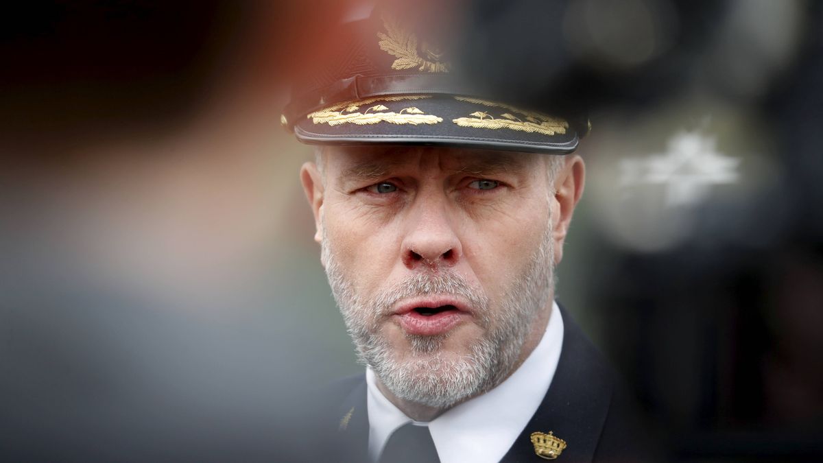 Latvia marks the 20th anniversary of NATO membership
epa11248209 Chairman of the NATO Military Committee, lieutenant-admiral Rob Bauer speaks to the media after the flower laying ceremony and opening of the photo exhibition 'Latvija NATO-20' dedicated to the 20th anniversary of Latvia's membership in NATO, at the Freedom Monument in Riga, Latvia, 28 March 2024. Latvia is marking the 20th anniversary of NATO membership which took place on 29 March 2004.  EPA/TOMS KALNINS 
Dostawca: PAP/EPA.
TOMS KALNINS
NATO, organization, anniversary, accession