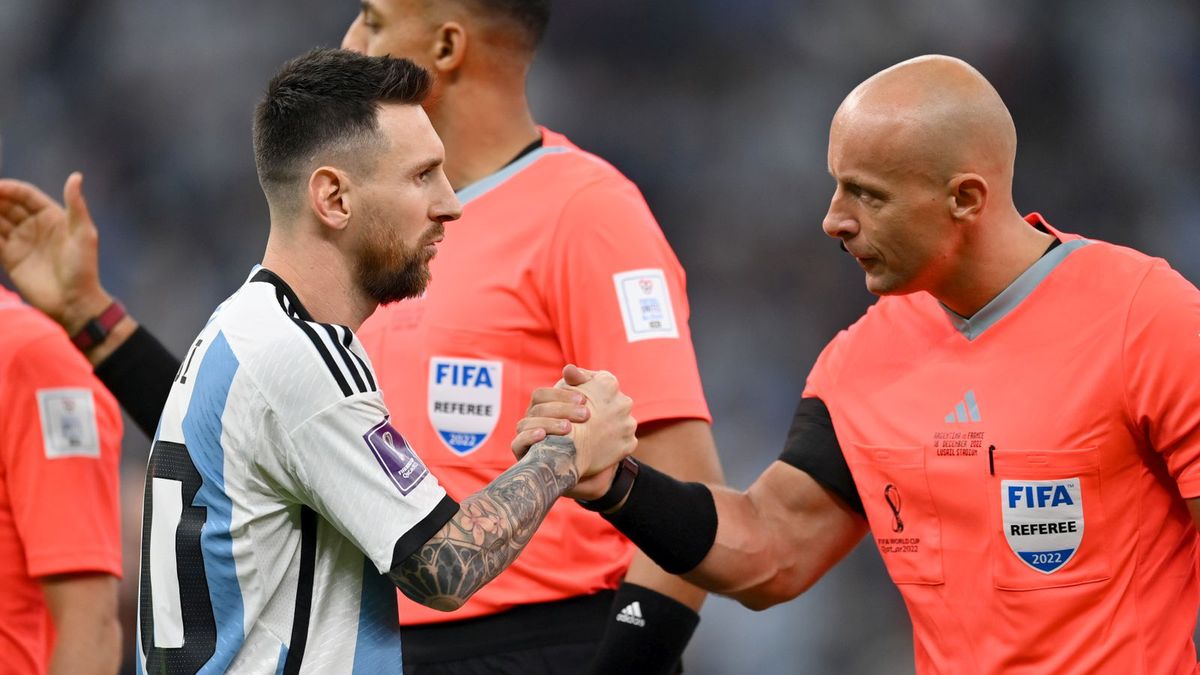 Getty Images / Dan Mullan/Getty Images / Na zdjęciu: Leo Messi i Szymon Marciniak