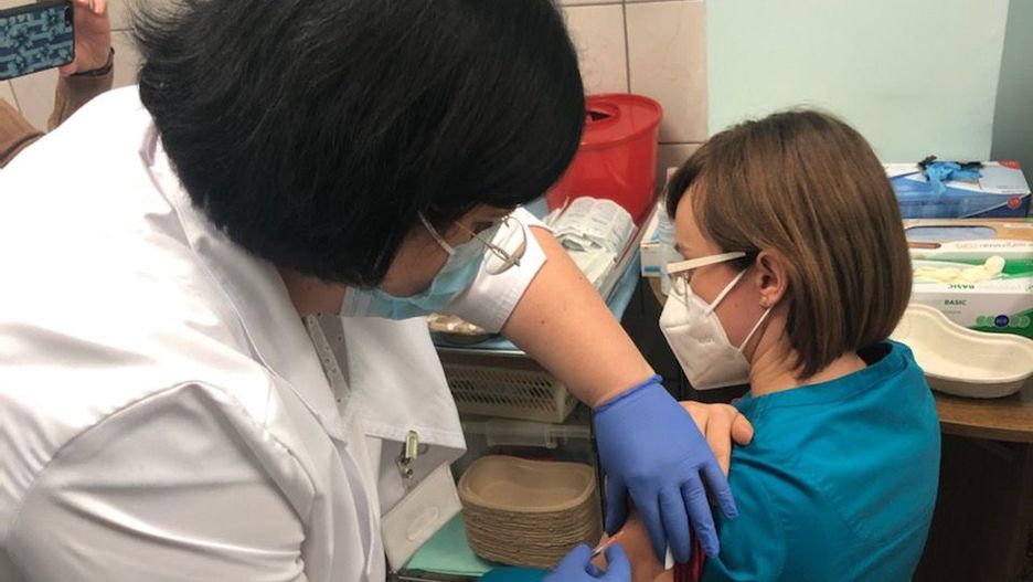 Śląskie. Pierwszą zaszczepioną osobą w Beskidzkim Centrum Onkologii w Bielsku-Białej była dr Barbara Tendera-Krzystolik.