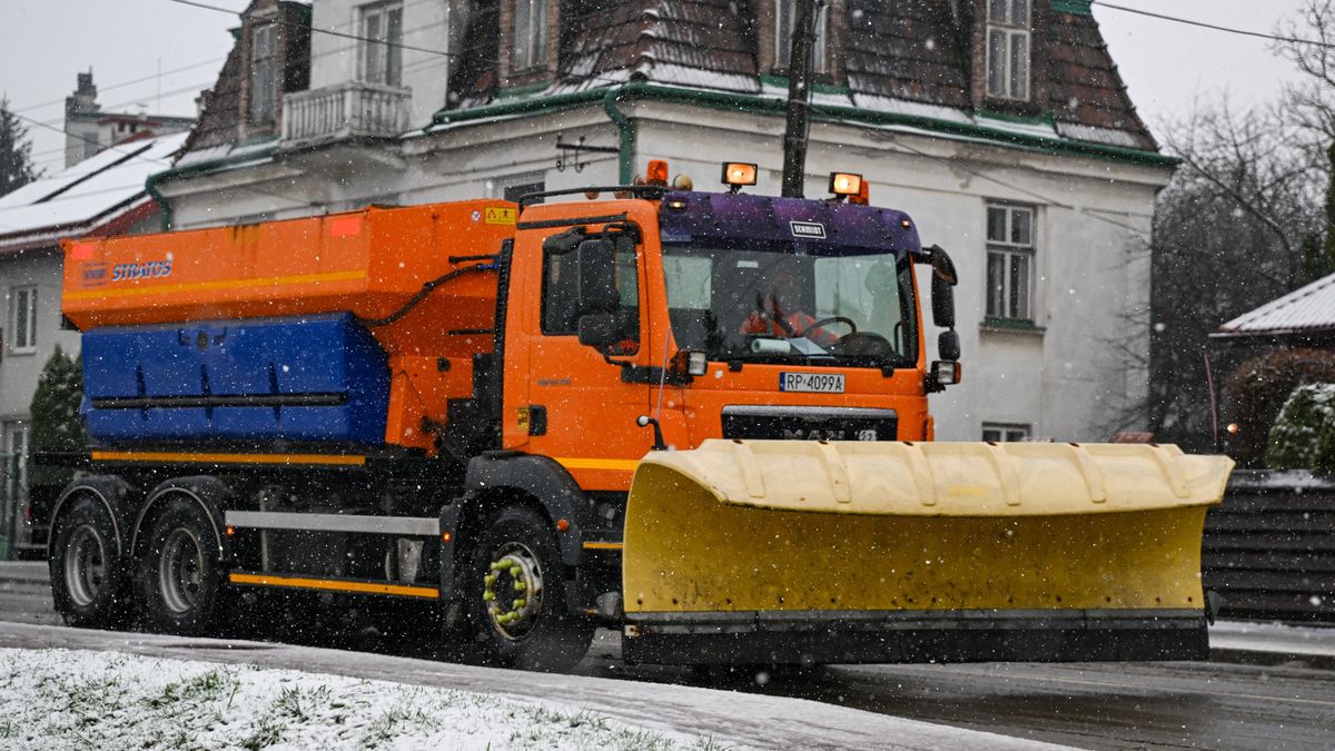 Przemyśl, 21.11.2025. Intensywne opady śniegu w Przemyślu, 21 bm. (ad) PAP/Darek Delmanowicz