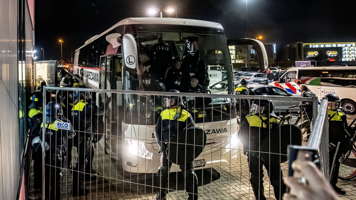 autokar Legii przed stadionem AZ Alkmaar 
