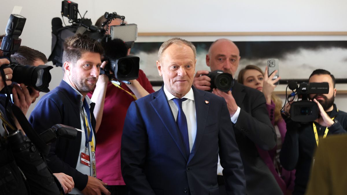Poland?s Prime Minister Donald Tusk (C) arrives for a Group of Ten (G10) breakfast on migration in Brussels, Belgium, 20 March 2025. EPA/OLIVIER HOSLET / POOL Dostawca: PAP/EPA.
