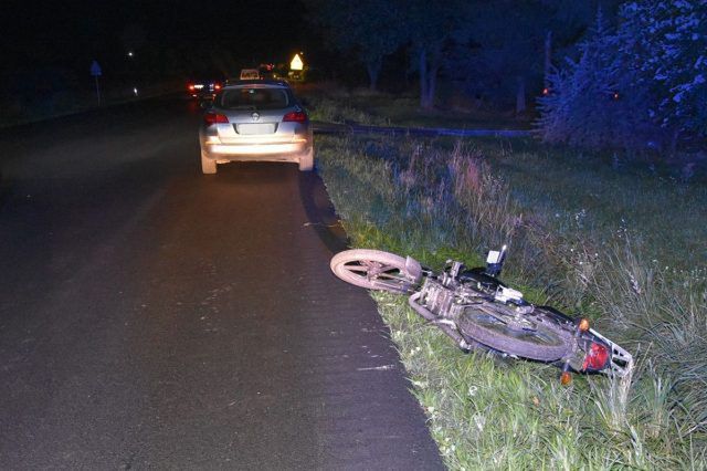 Motorowerzysta wypadł z drogi. Był nietrzeźwy i miał aktywny zakaz prowadzenia pojazdów (zdjęcia)