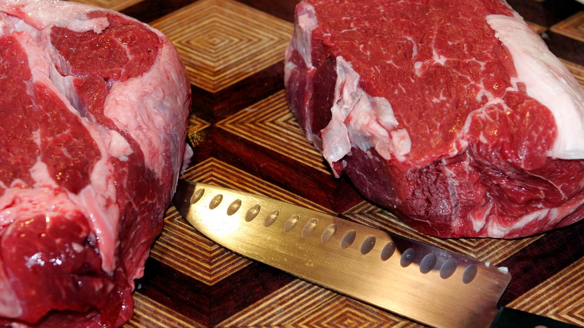 Surowa karkówka wołowa (mięso i tłuszcz)