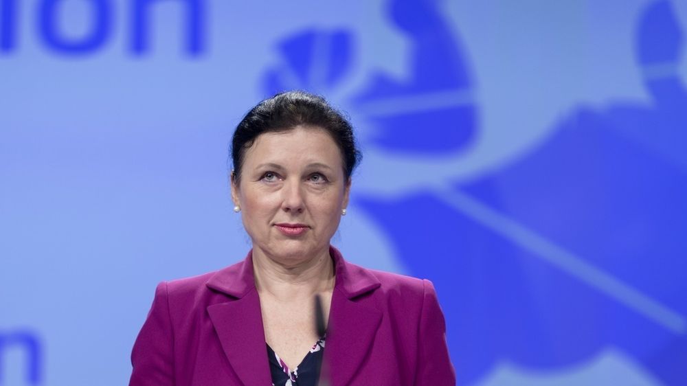 - Kto protestuje, przyznaje, że kiedyś może mieć problemy z ochroną pieniędzy z UE - mówi komisarz