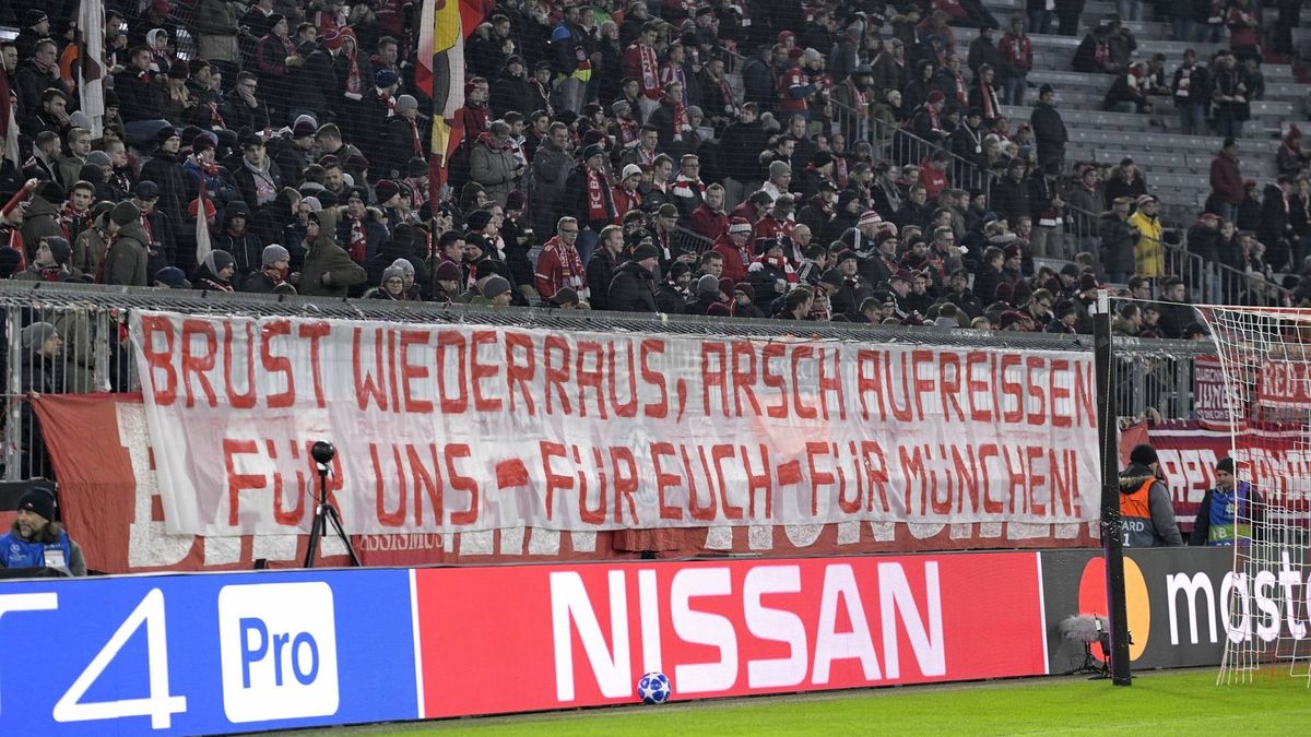 transparent kibiców Bayernu Monachium na meczu z Benficą Lizbona