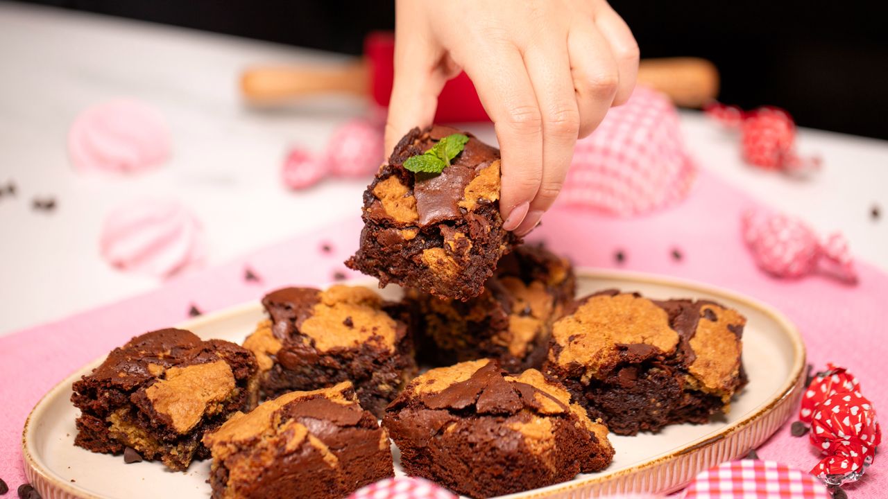 Z tym przepisem rozwiążesz odwieczny dylemat. Ciasteczkowe brownie łączy najlepsze smaki w jednej formie