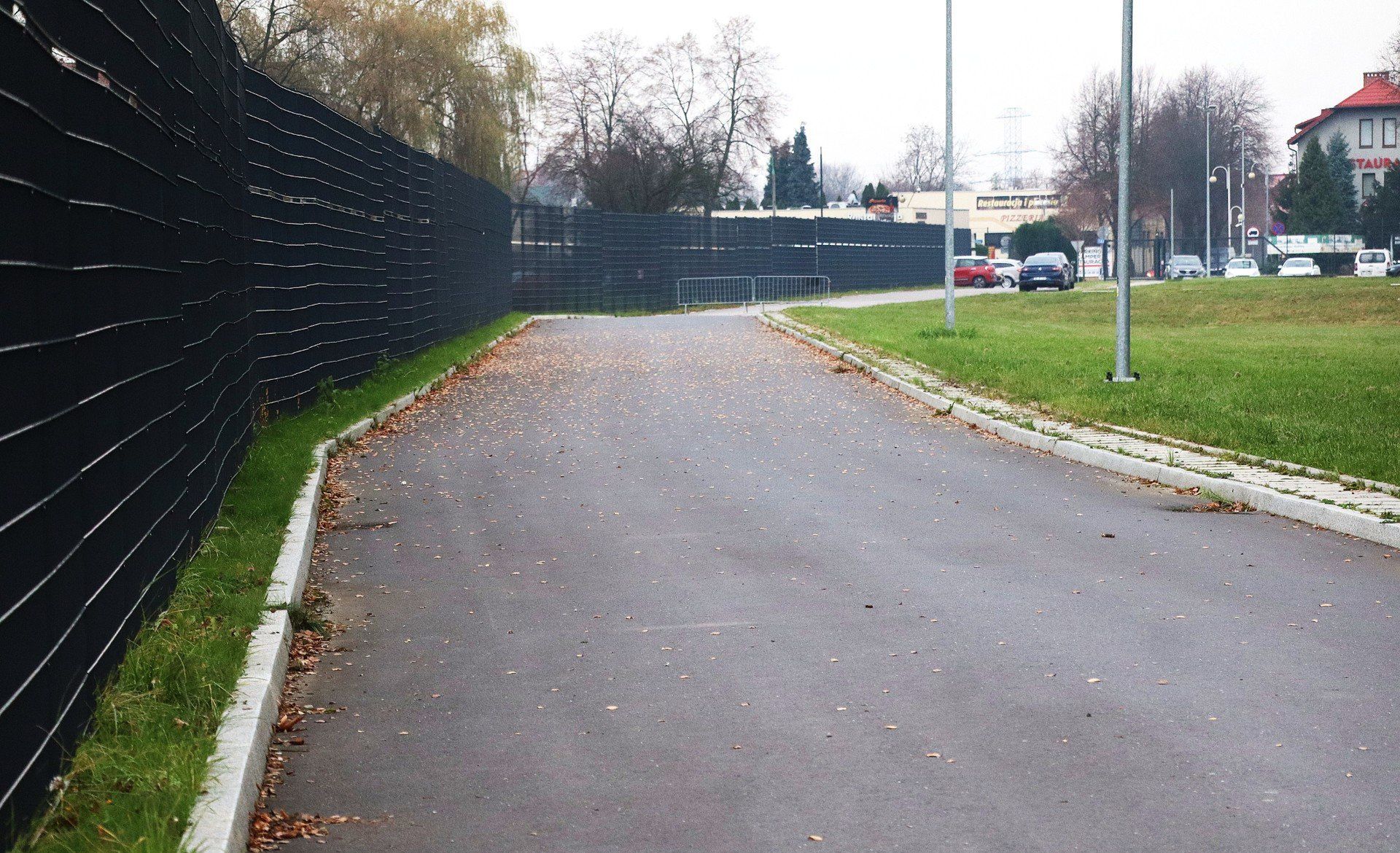 Aleja Bartoszewskiego w linii prostej to może niewiele ponad 300 metrów od nowego centrum obsługi turystów, do starego centrum przy ulicy Leszczyńskiej. Jej otwarcie oszczędziłoby turystom 15-minutowej wędrówki parkującym przy Leszczyńskiej.