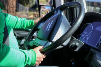 Pijany kierowca przywiózł dzieci do szkoły a kolejne miał zabrać na wycieczkę. Wpadł podczas rutynowej kontroli autokaru