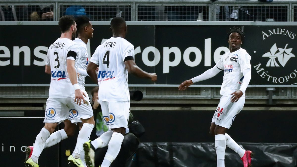 piłkarze Amiens cieszą się z bramki Fousseniego Diabate