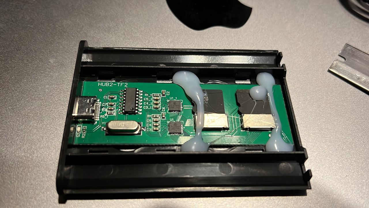W środku dysku 30 TB ukryte są dwie karty micro SD.