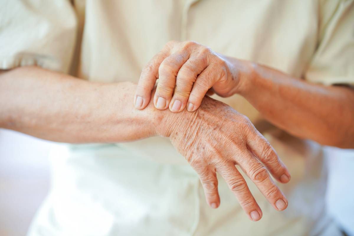 Ten wczesny objaw osteoporozy jest często pomijany przez pacjentów. Ekspert ostrzega: nie wolno go bagatelizować