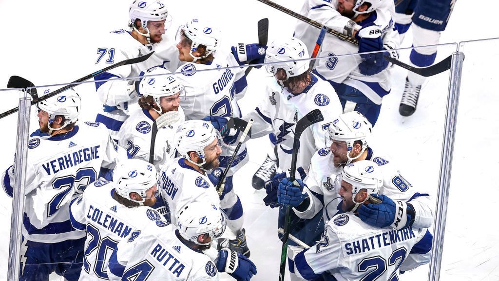 Zdjęcie okładkowe artykułu: Getty Images / Bruce Bennett / Na zdjęciu: hokeiści Tampa Bay Lightning cieszą się z bramki w dogrywce