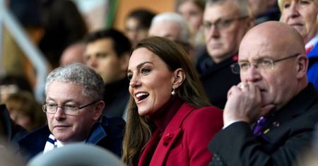 Strój księżnej Kate na meczu zachwyca. Pokolorowała jesień
