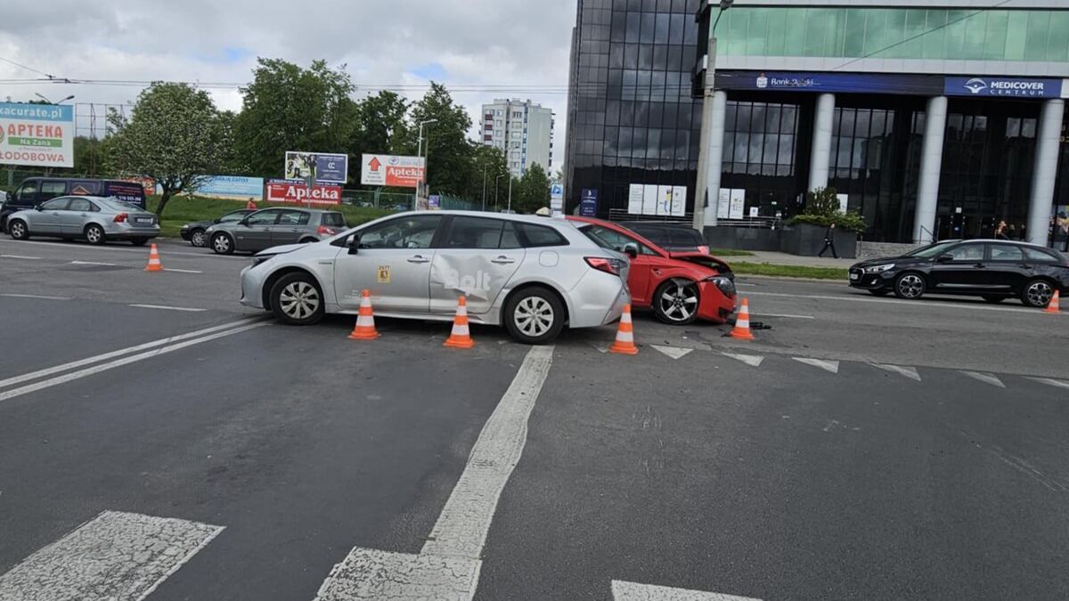 Zderzenie trzech aut na skrzyżowaniu ul. Zana i Jana Sawy w Lublinie