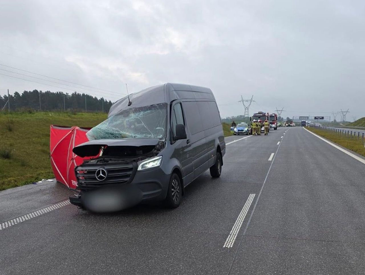 Dybowo: Wypadek na drodze ekpresowej S61. Laweta zderzyła się z busem