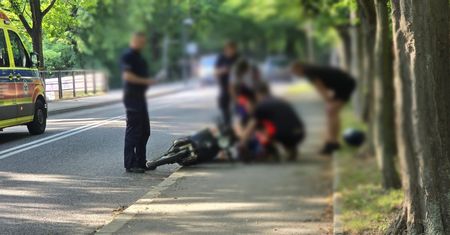 Nietrzeźwy motorowerzysta przewrócił się na ścieżce rowerowej. 21-latek trafił do szpitala!