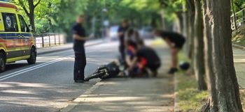Nietrzeźwy motorowerzysta przewrócił się na ścieżce rowerowej. 21-latek trafił do szpitala!