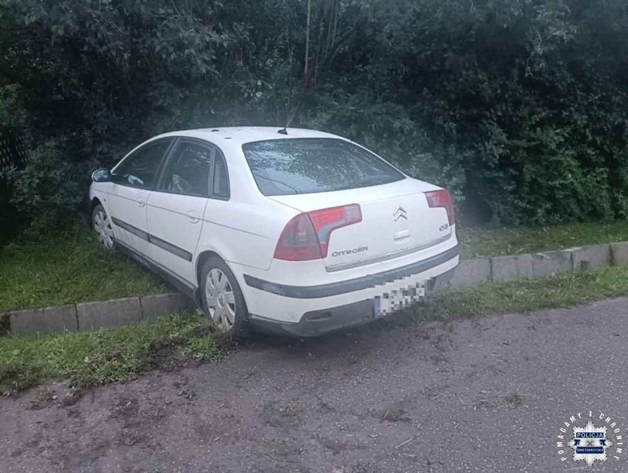 Skarżysko-Kamienna: Rozbił auto, a potem namówił dziewczynę, żeby poszła zgłosić jego kradzież. "Genialny" plan nie wypalił