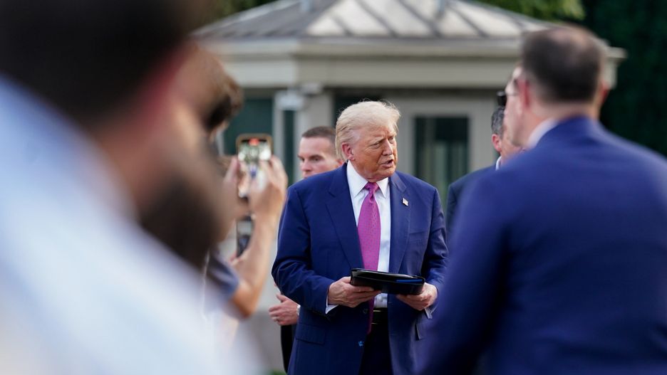 US President Donald Trump (C), during the Congressional picnic on the South Lawn of the White House in Washington, DC, USA, 12 June 2025. Senate Republicans seeking to put their mark on the House-passed tax-and-immigration package, are considering raising the state and local tax deduction cap to $30,000, lower than the House?s $40,000 plan. EPA/ALEXANDER DRAGO / POOL Dostawca: PAP/EPA.