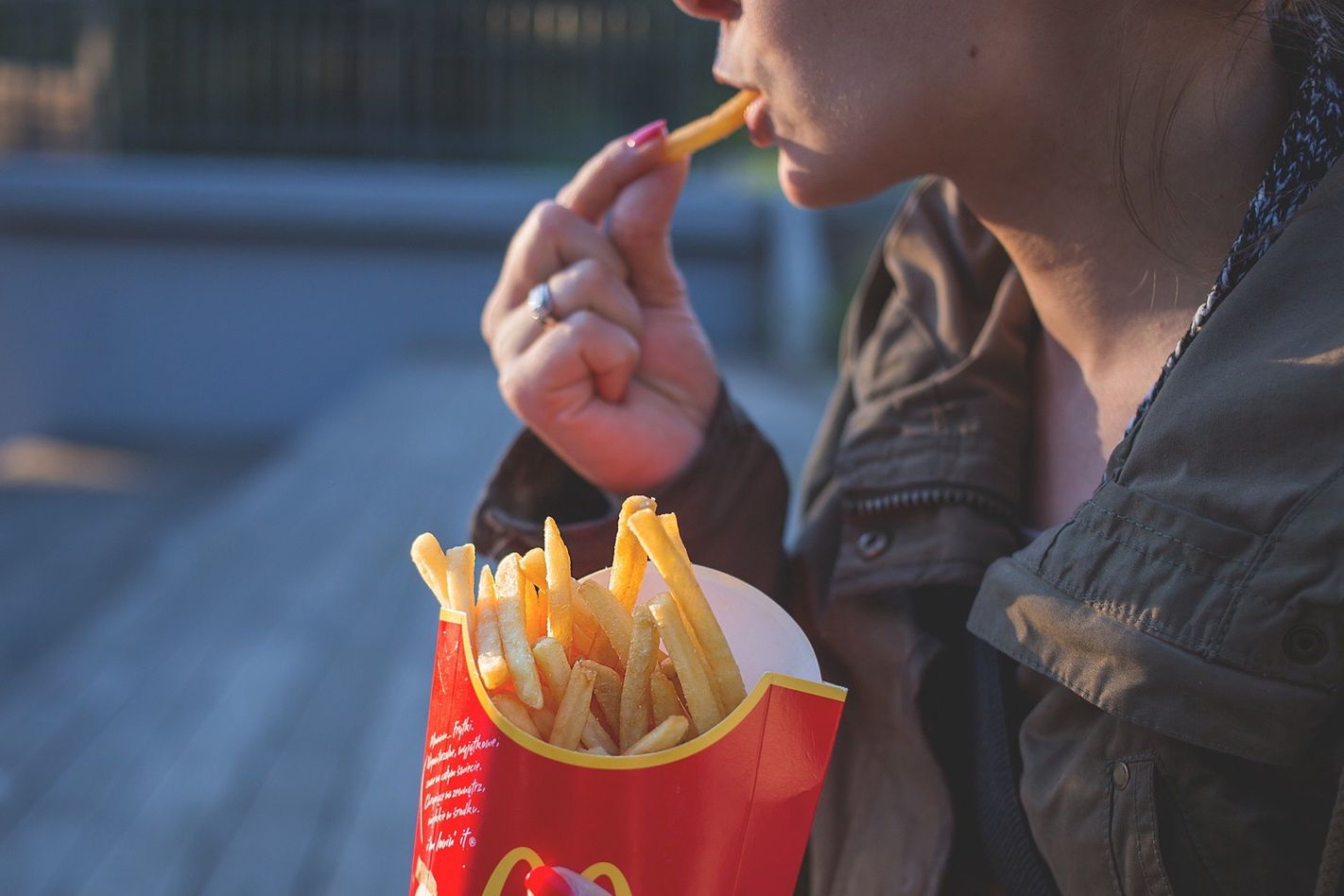 Spadł ruch w znanych fast foodach. "Zrobiło się po prostu drogo"