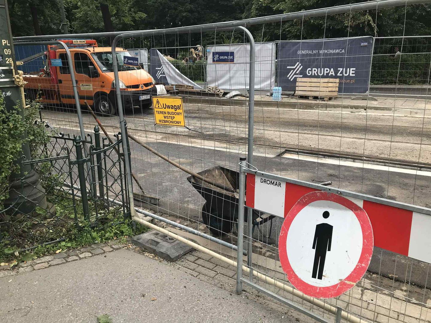 W ramach inwestycji wymieniono zużyte elementy torowiska – szyny, zwrotnice oraz krzyżownice węzłowe – między ul. Grodzką a filharmonią.
