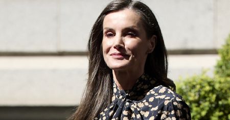 Robią cuda z sylwetką. Spodnie królowej Hiszpanii to hit dla 50-latek