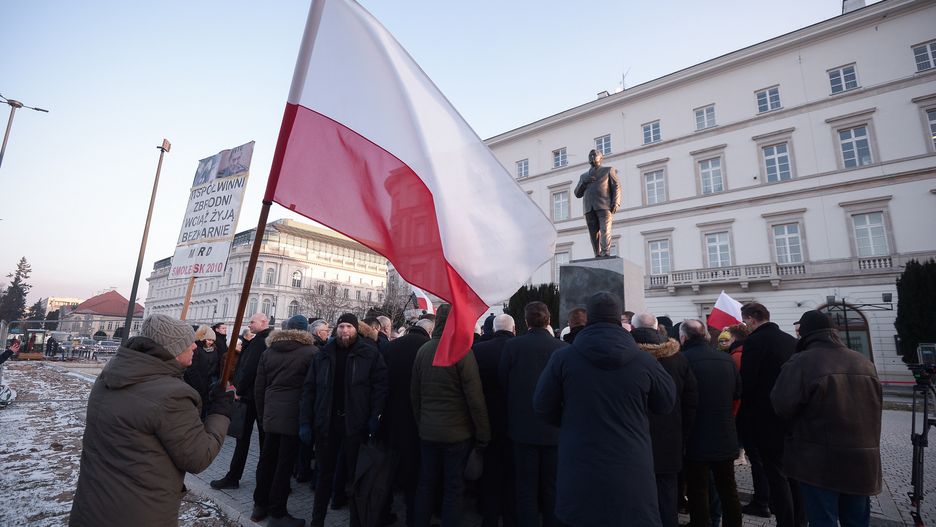 Warszawa, 10.01.2024. Uroczystości przed pomnikiem prezydenta Lecha Kaczyńskiego na pl. Piłsudskiego w Warszawie, 10 bm. Trwają obchody miesięcznicy katastrofy smoleńskiej. (sko) PAP/Marcin Obara