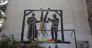 LGBT. Nowy mural w Warszawie, są na nim ksiądz i policjant