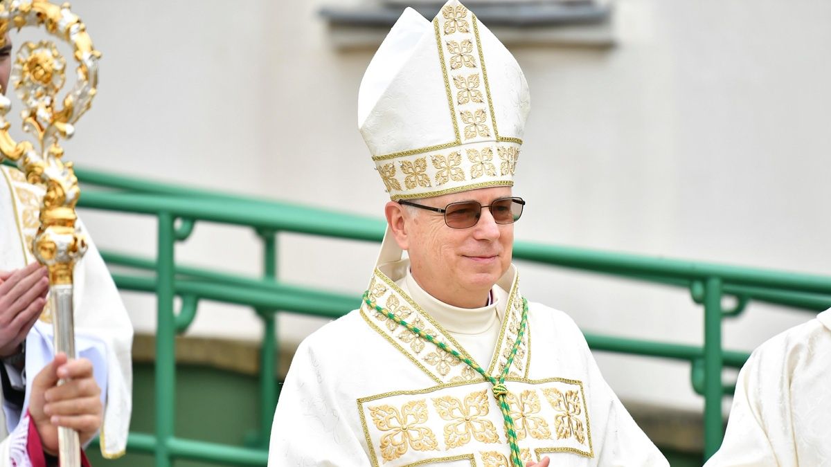 Biskup legnicki Andrzej Siemieniewski.