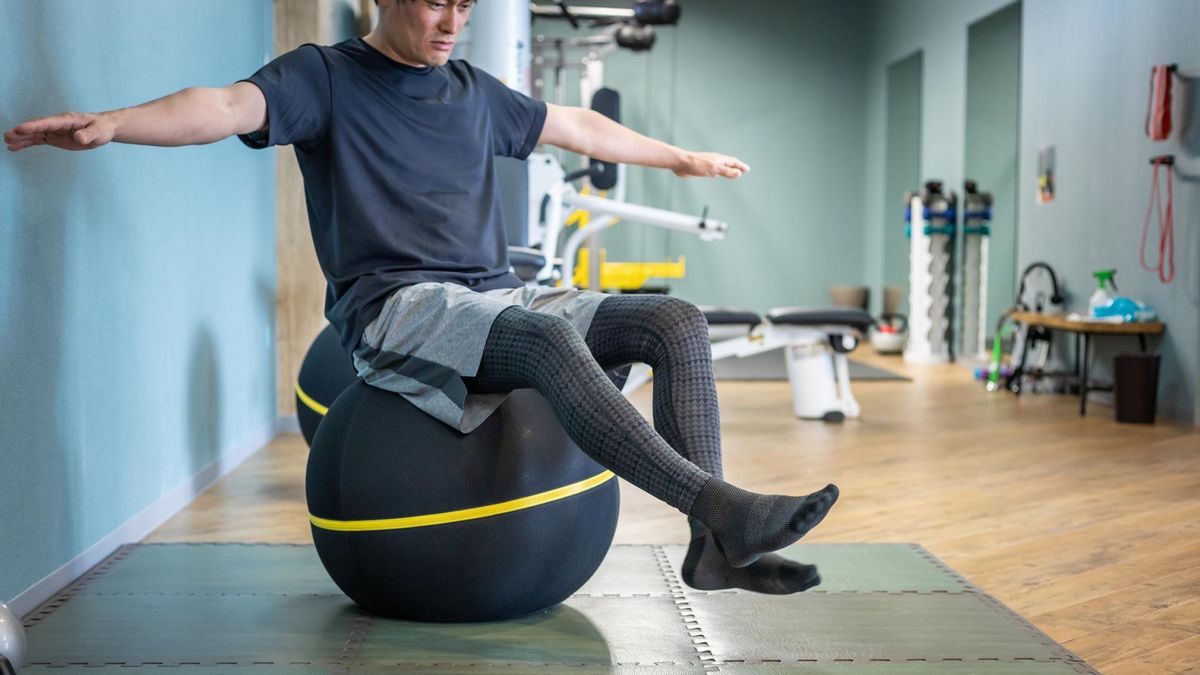 Zaburzenia równowagi, czyli uczucie niestabilności i nieprawidłowego położenia w przestrzeni, mogą być sygnałem niegroźnych schorzeń, ale i niebezpiecznych chorób