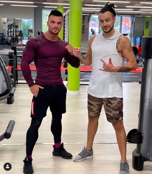 Baron rzeźbi muskulaturę pod okiem mistrza fitnessu
