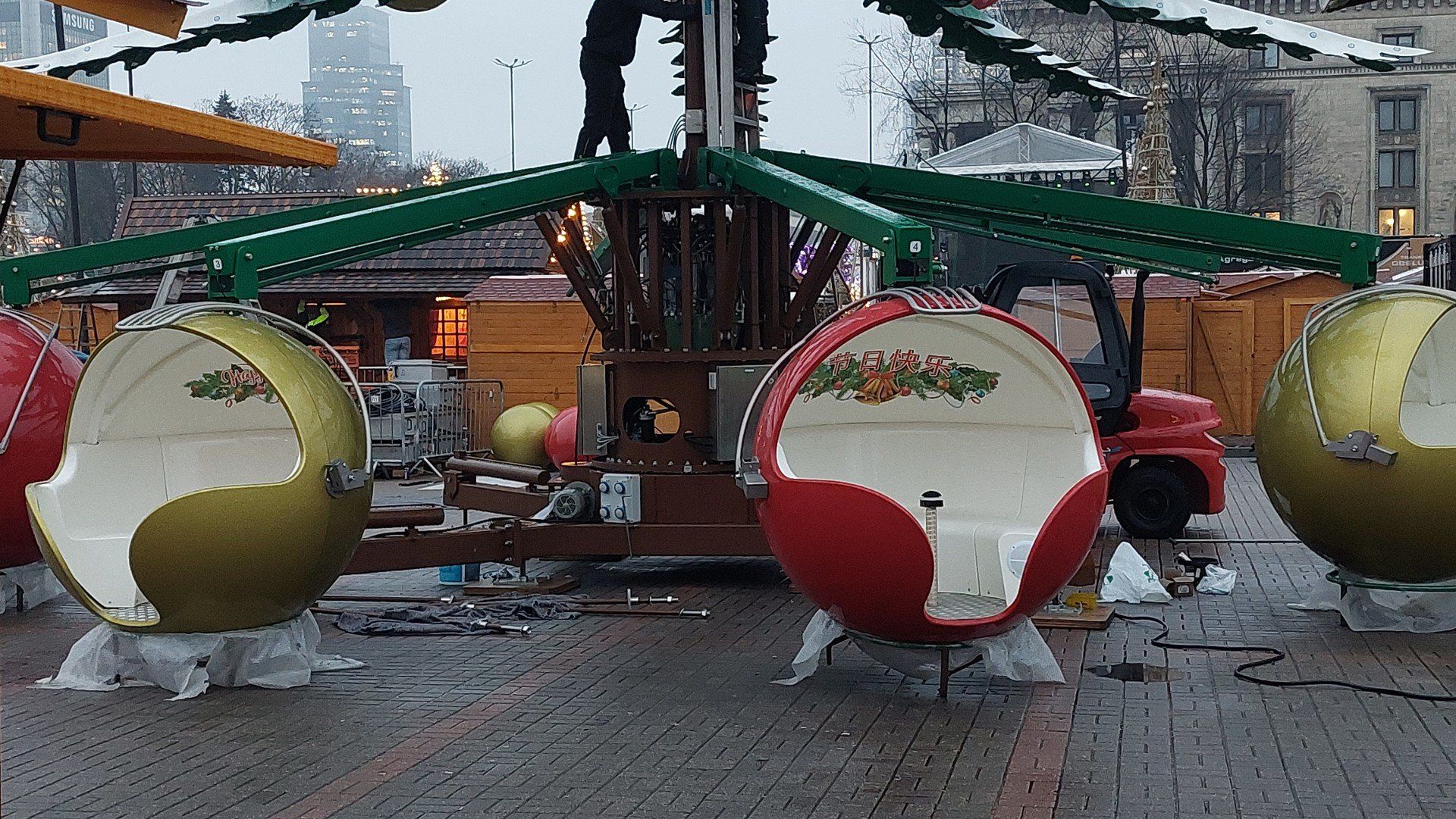 Tak wygląda świąteczny Jarmark Warszawski 2025 na trzy dni przed otwarciem.