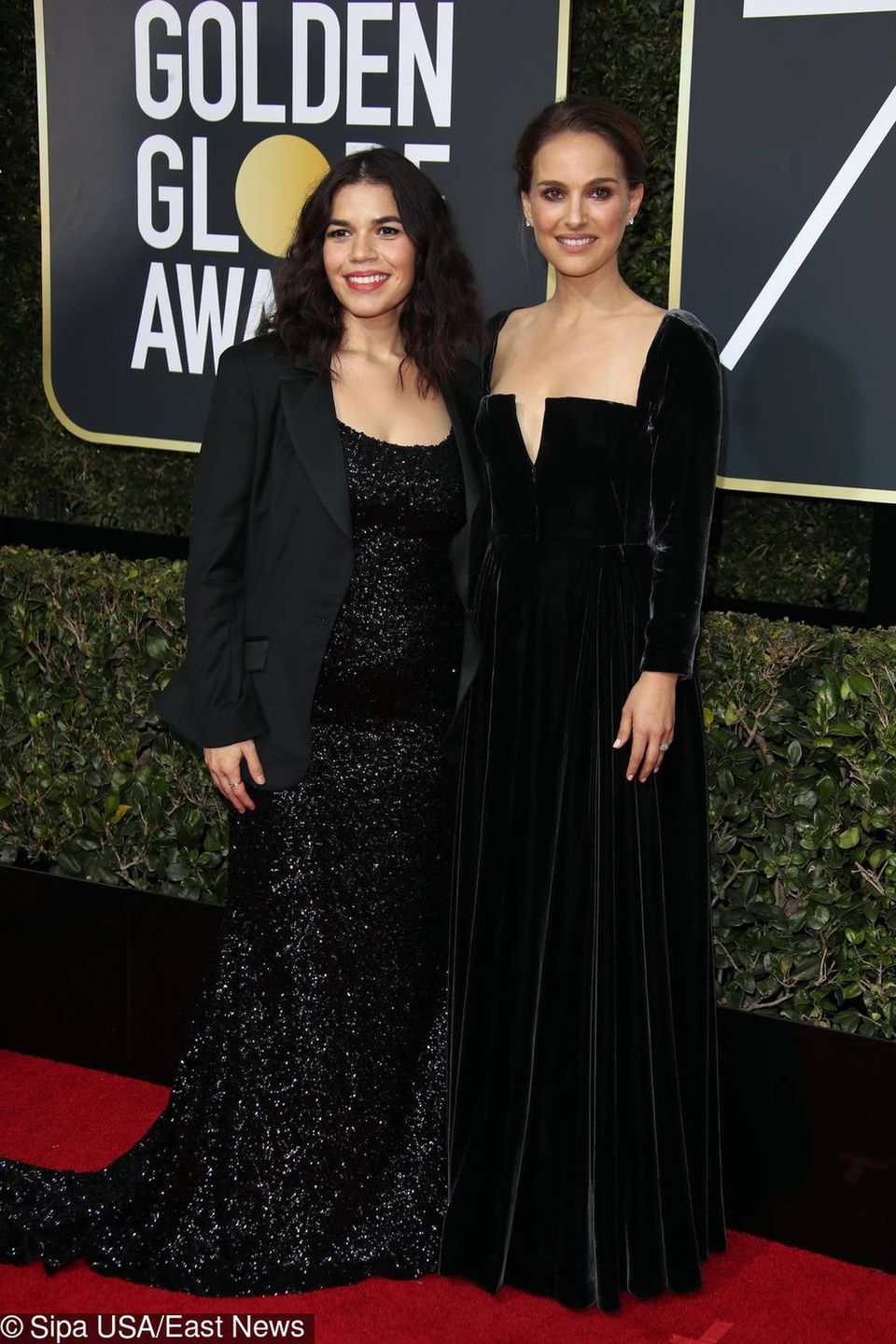 Natalie Portman (kreacja: Dior) i America Ferrera (suknia: Jennifer Meyer) - Złote Globy 2018