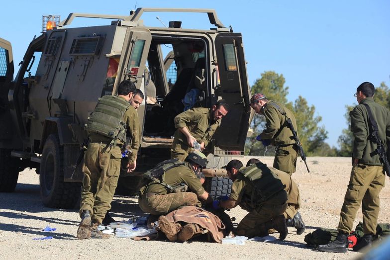 Izraelskie wojsko przy zastrzelonym cywilu
