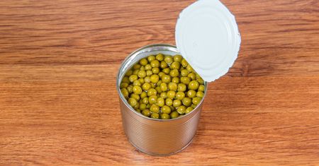 Zielony groszek w puszce (produkt i płyn)