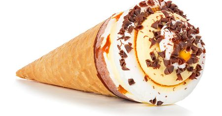 Lody w rożku o niskiej zawartości tłuszczu, bez dodatku cukru, z orzeszkami ziemnymi i sosem czekoladowym