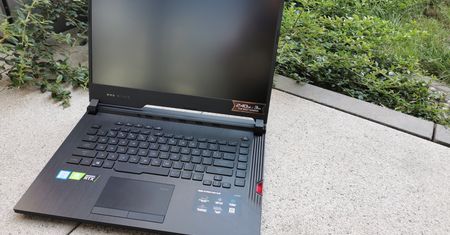 Rzut oka na ASUS ROG Strix Hero III z funkcją Keystone. Sekret tajemniczego breloczka