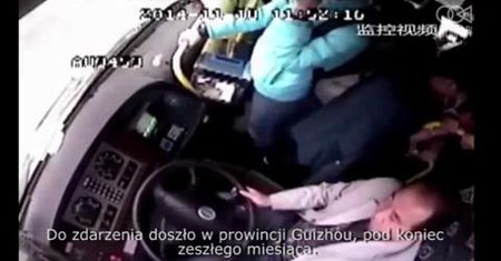Kierowca autobusu ukradł pasażerowi smartfona
